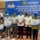 Rico Waas menyerahkan bantuan PKH Medan Makmur kepada warga Medan.