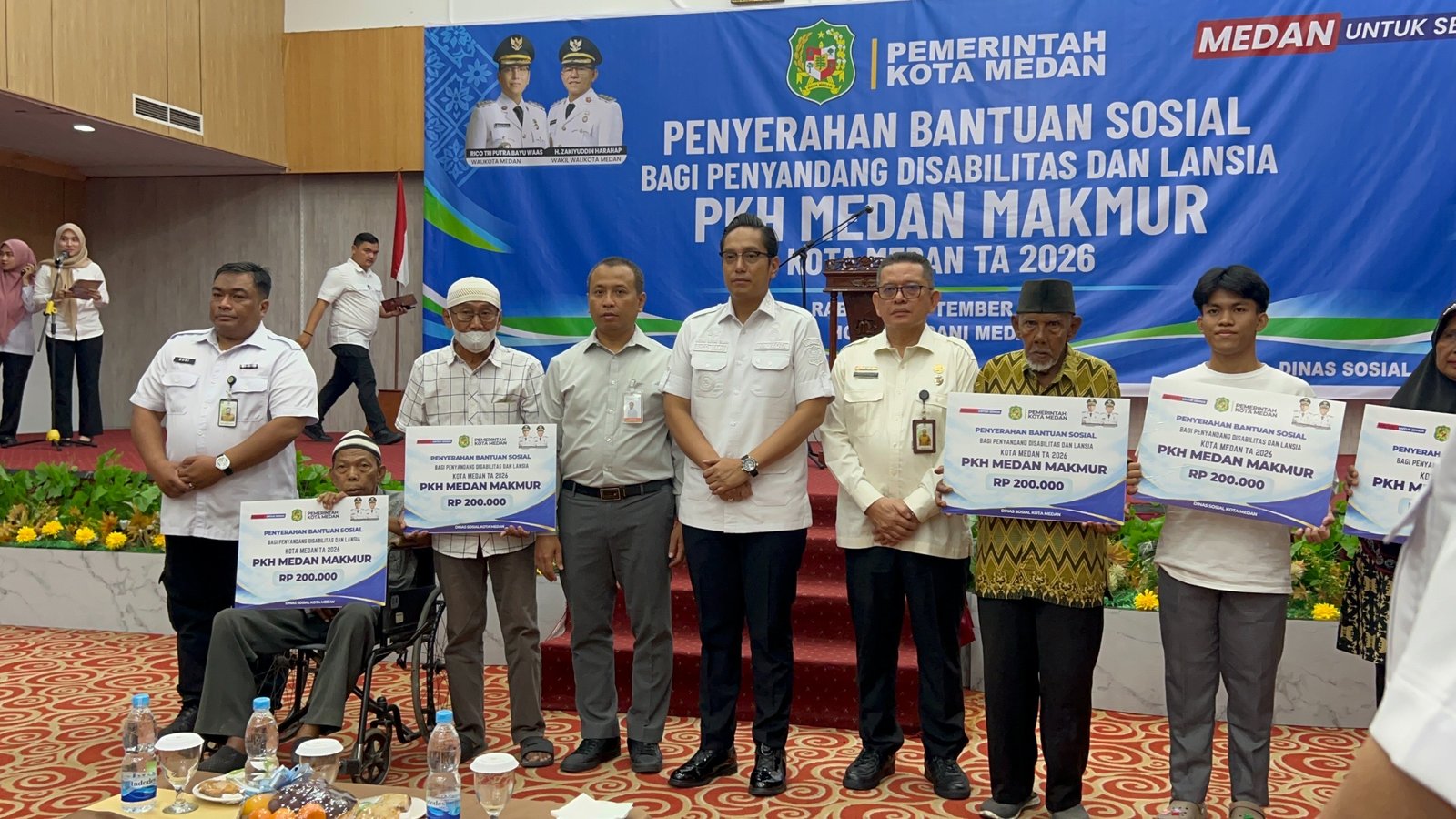 Rico Waas menyerahkan bantuan PKH Medan Makmur kepada warga Medan.