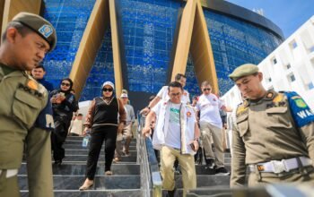 Zakiyuddin Harahap memimpin gotong royong membersihkan Islamic Center Medan