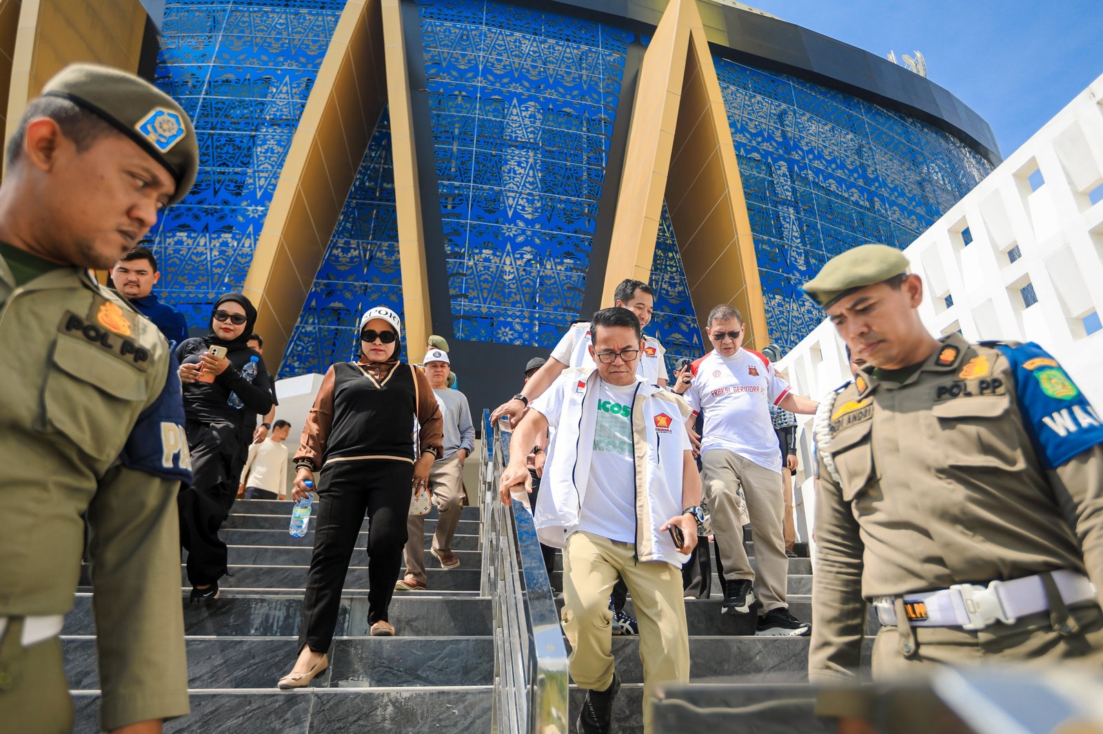Zakiyuddin Harahap memimpin gotong royong membersihkan Islamic Center Medan