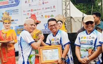 Wakil Wali Kota Medan Zakiyuddin Harahap mendampingi Wagub Sumut Surya melepas peserta jalan santai World Rabies Day 2026 di Lapangan Astaka Pancing.