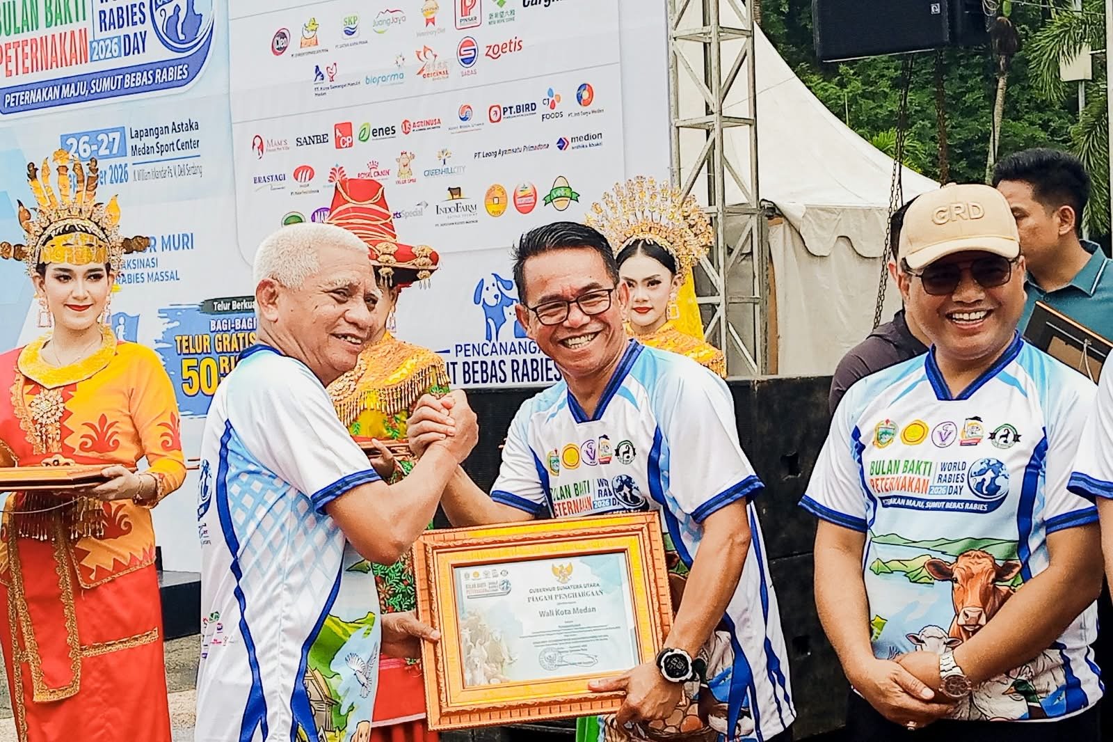 Wakil Wali Kota Medan Zakiyuddin Harahap mendampingi Wagub Sumut Surya melepas peserta jalan santai World Rabies Day 2026 di Lapangan Astaka Pancing.