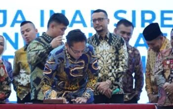 Rico Waas menandatangani komitmen bersama pencegahan korupsi dan perbaikan tata kelola pemerintahan di Sumut.