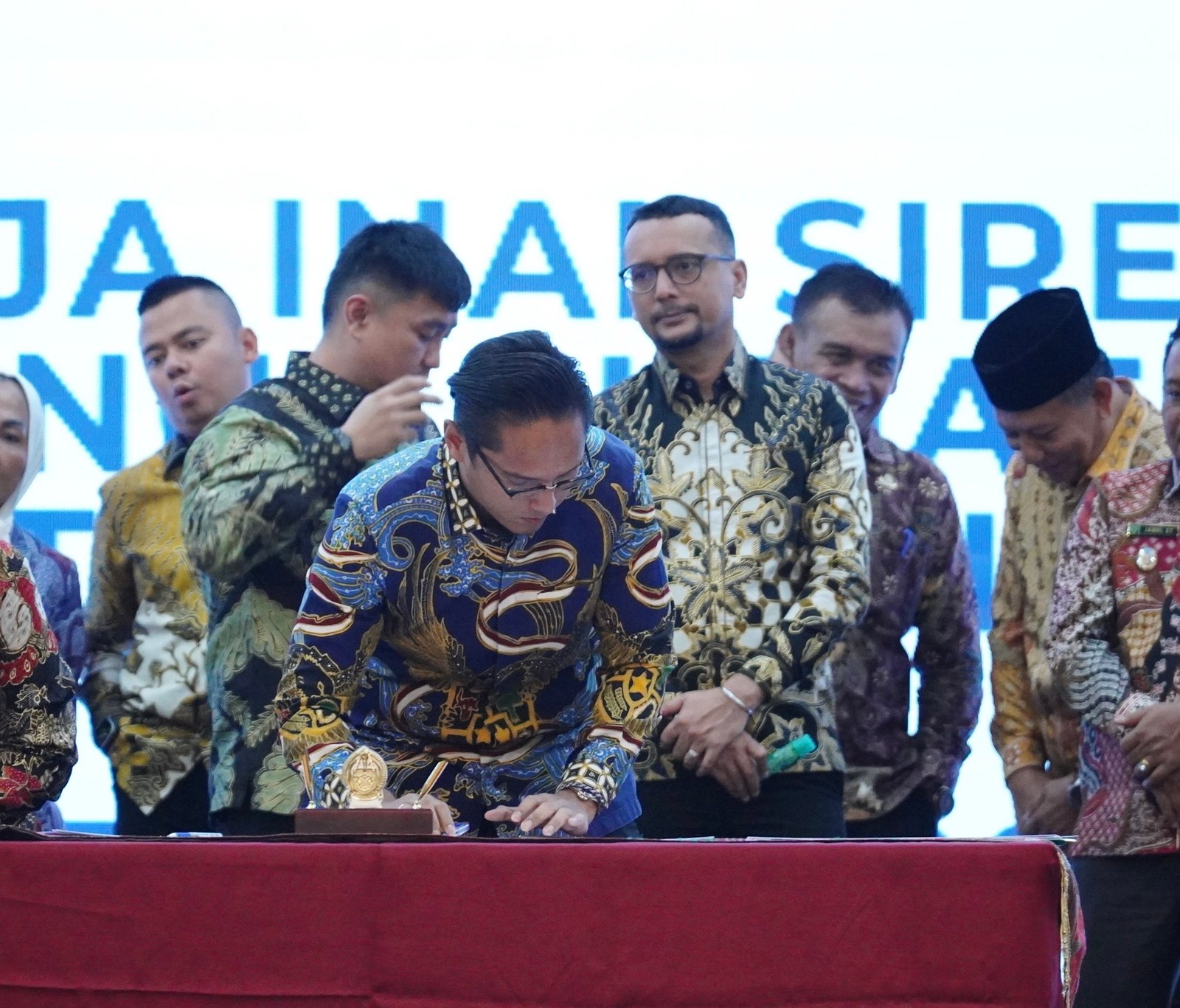 Rico Waas menandatangani komitmen bersama pencegahan korupsi dan perbaikan tata kelola pemerintahan di Sumut.