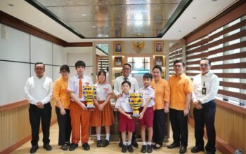 Wakil Wali Kota Medan H. Zakiyuddin Harahap berfoto bersama siswa Nanyang Zhi Hui School peraih juara robotik internasional.