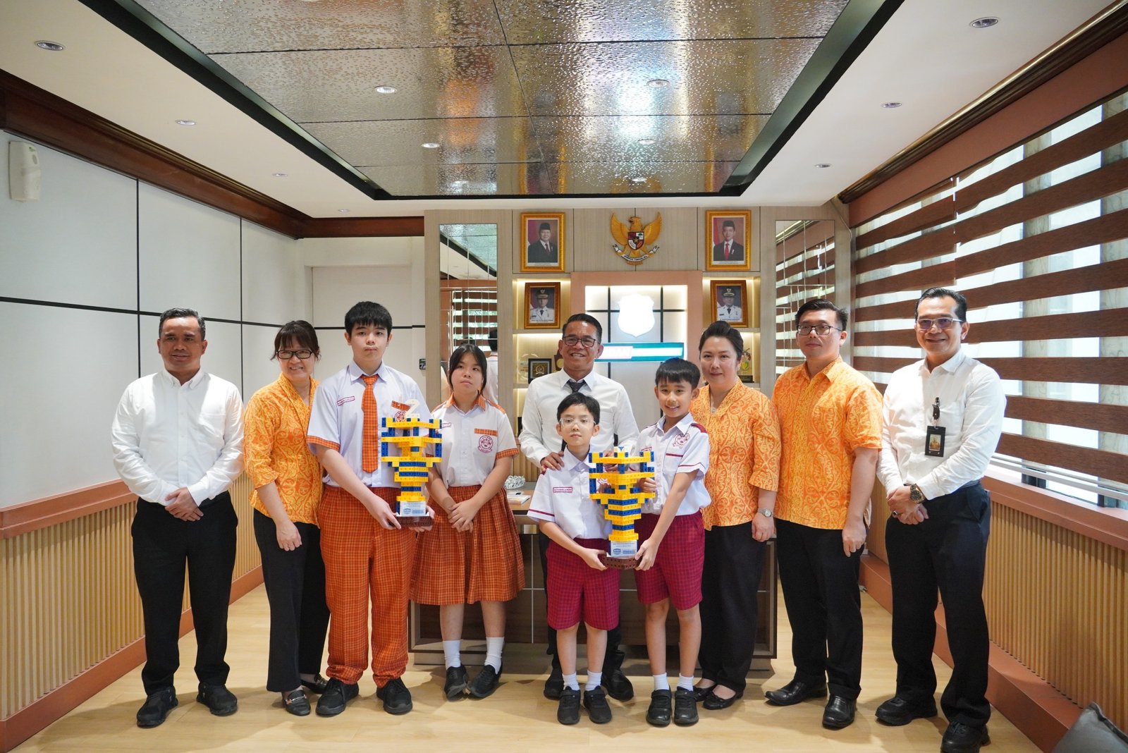 Wakil Wali Kota Medan H. Zakiyuddin Harahap berfoto bersama siswa Nanyang Zhi Hui School peraih juara robotik internasional.