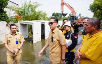 Rico Waas meninjau pembangunan drainase di Jalan Sei Asahan Medan Selayang