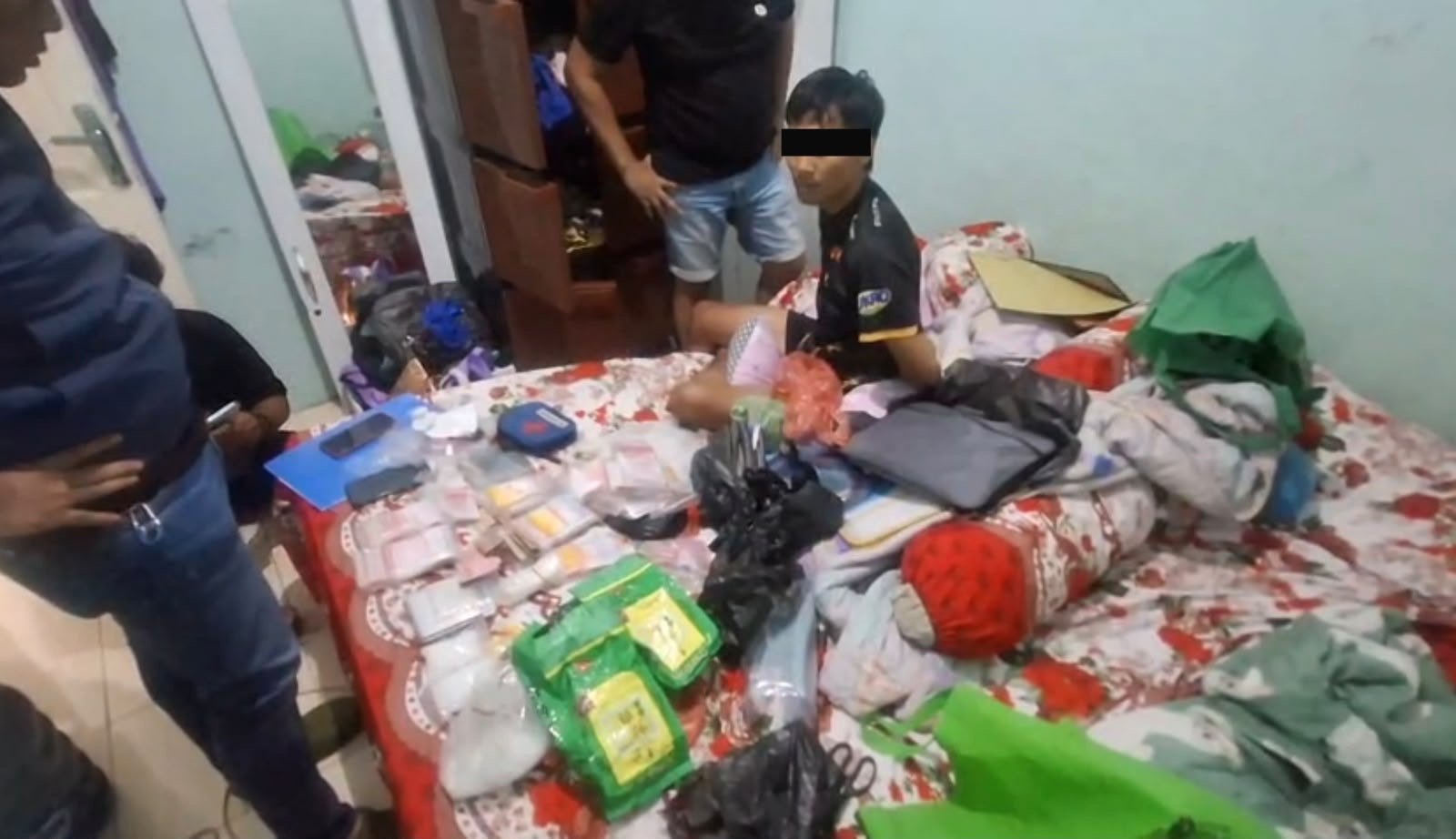 Polrestabes Medan mengungkap jaringan narkoba lintas daerah dan menangkap tiga tersangka yang diduga berperan sebagai pengedar, bandar, hingga pemilik gudang penyimpanan narkoba.