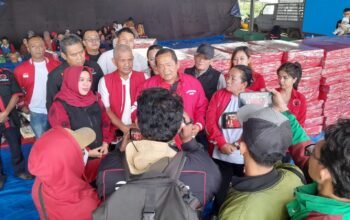Rapidin Simbolon salurkan bantuan untuk pengungsi erupsi Sinabung di Karo