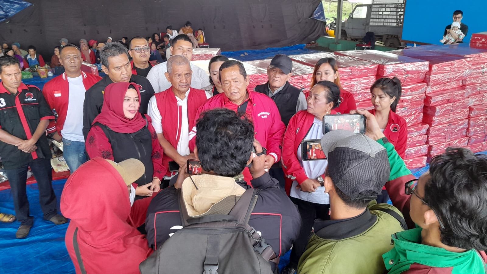 Rapidin Simbolon salurkan bantuan untuk pengungsi erupsi Sinabung di Karo