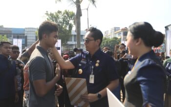 Program Tebus Ijazah Rico Waas membantu siswa dari keluarga tidak mampu di Medan.