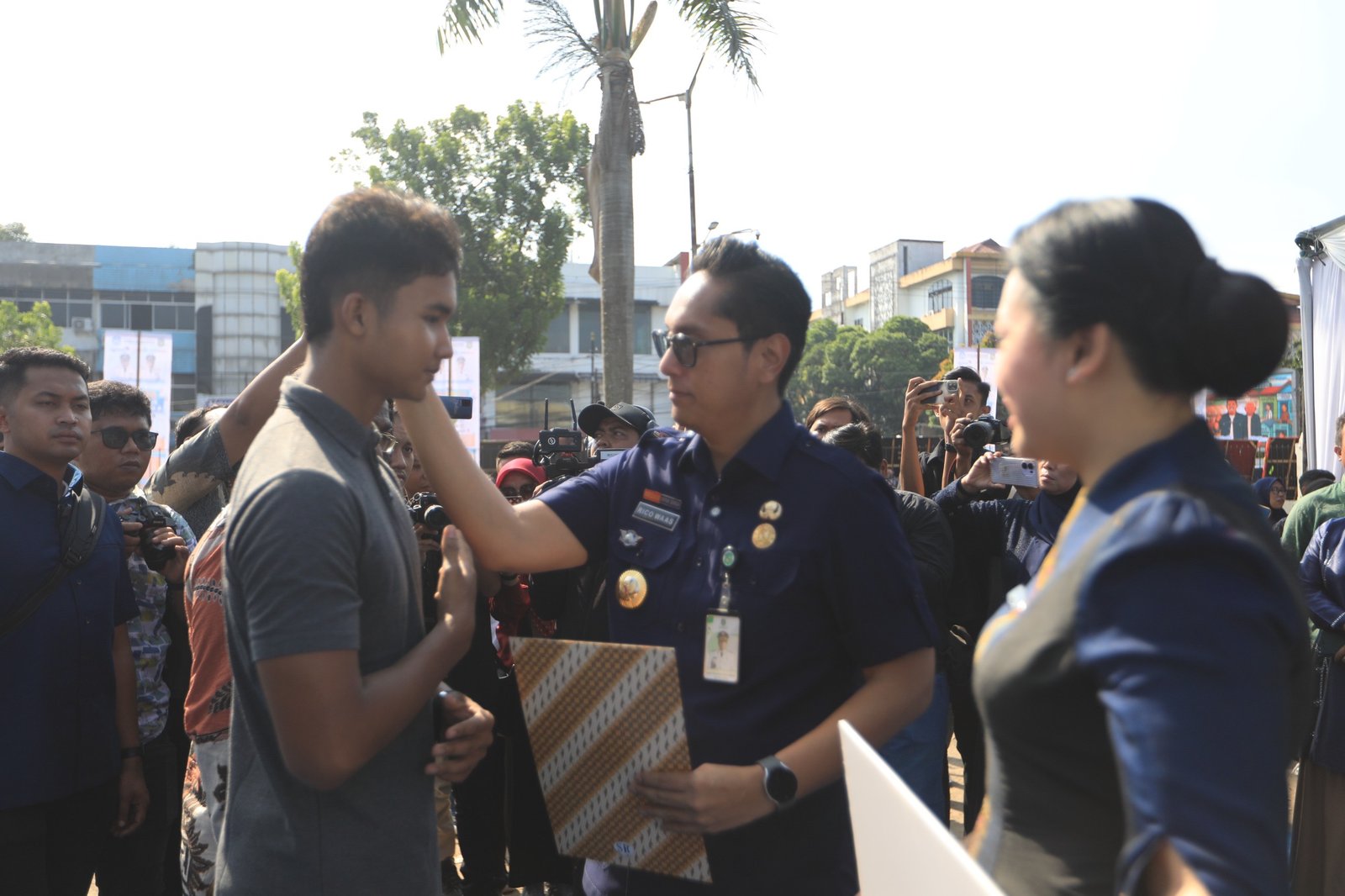 Program Tebus Ijazah Rico Waas membantu siswa dari keluarga tidak mampu di Medan.