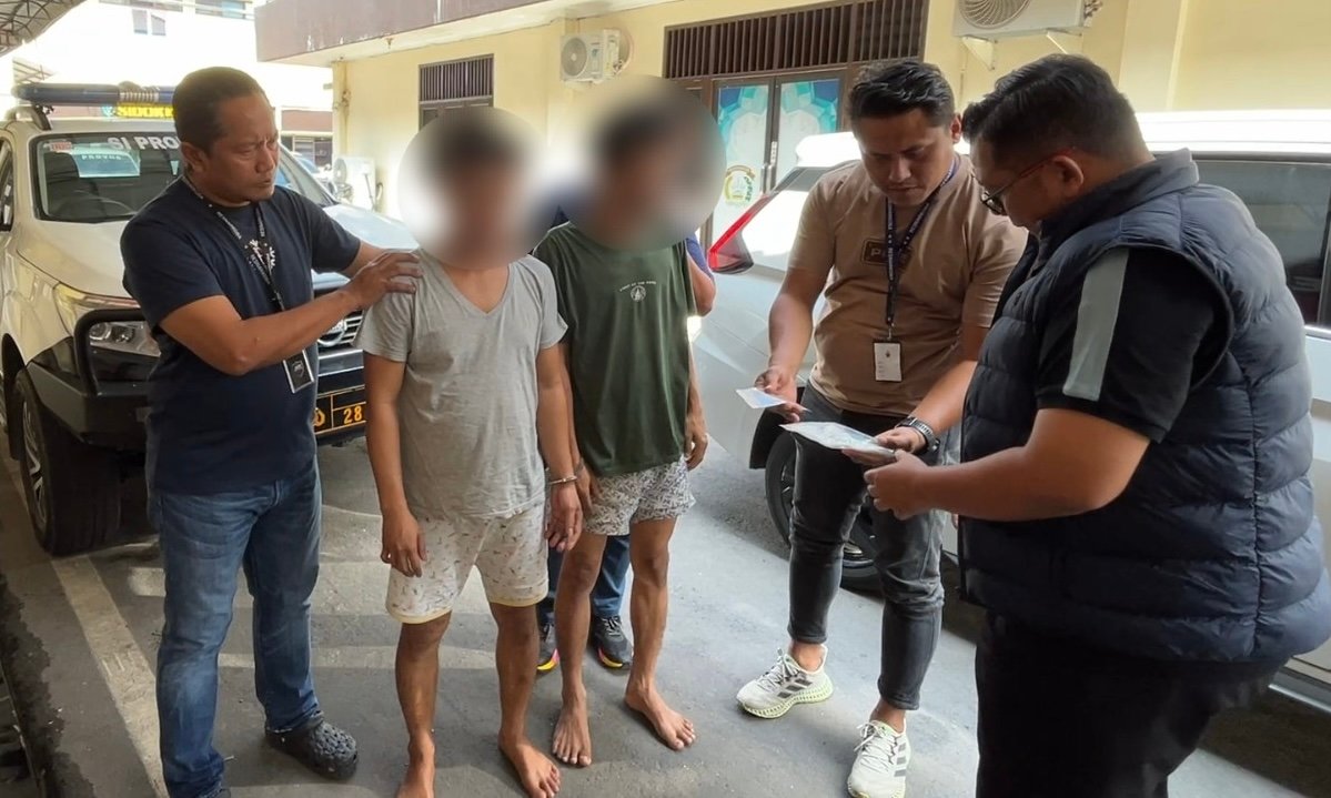 Polisi menangkap dua pengedar sabu yang melompati atap rumah warga di Jalan Bilal Medan