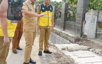Rico Waas meninjau pembangunan drainase di Jalan Sei Asahan Medan Selayang