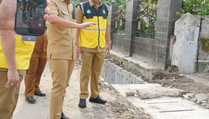 Rico Waas Tinjau Drainase Sei Asahan Atasi Banjir Medan