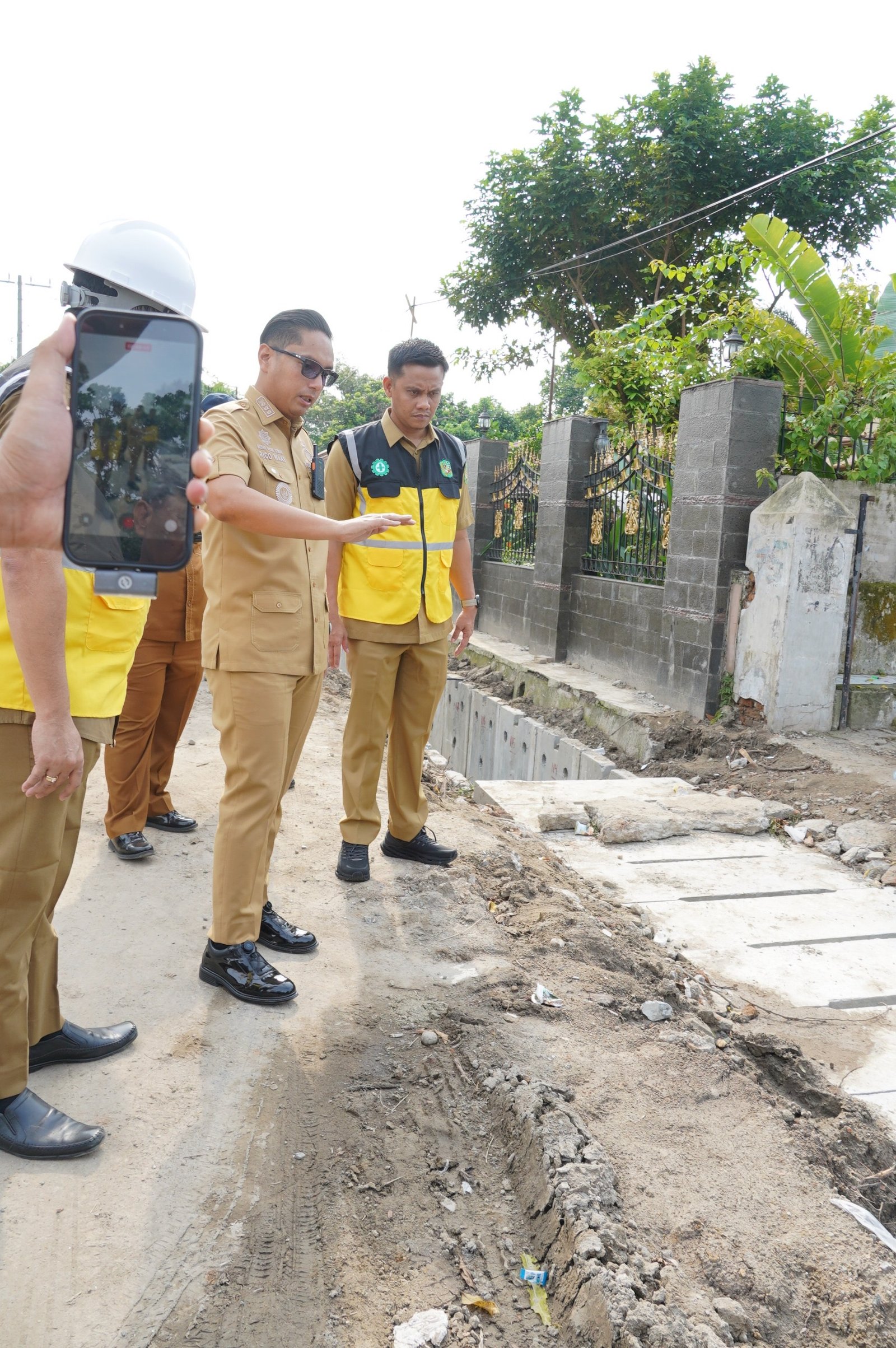 Rico Waas meninjau pembangunan drainase di Jalan Sei Asahan Medan Selayang