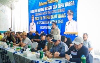 Rico Waas menyerahkan KTP baru kepada warga Medan Deli