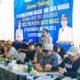 Rico Waas menyerahkan KTP baru kepada warga Medan Deli