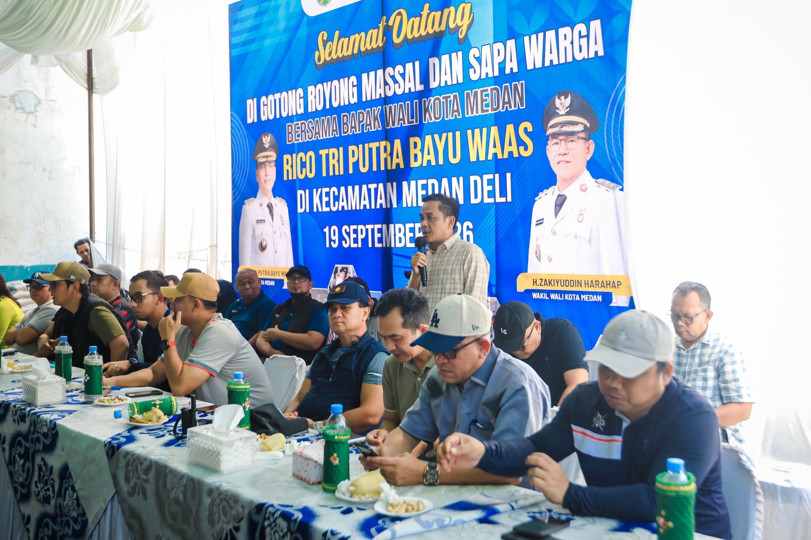 Rico Waas menyerahkan KTP baru kepada warga Medan Deli