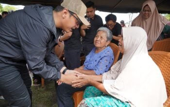 Rico Waas menyapa warga dan memimpin gotong royong di Medan Belawan