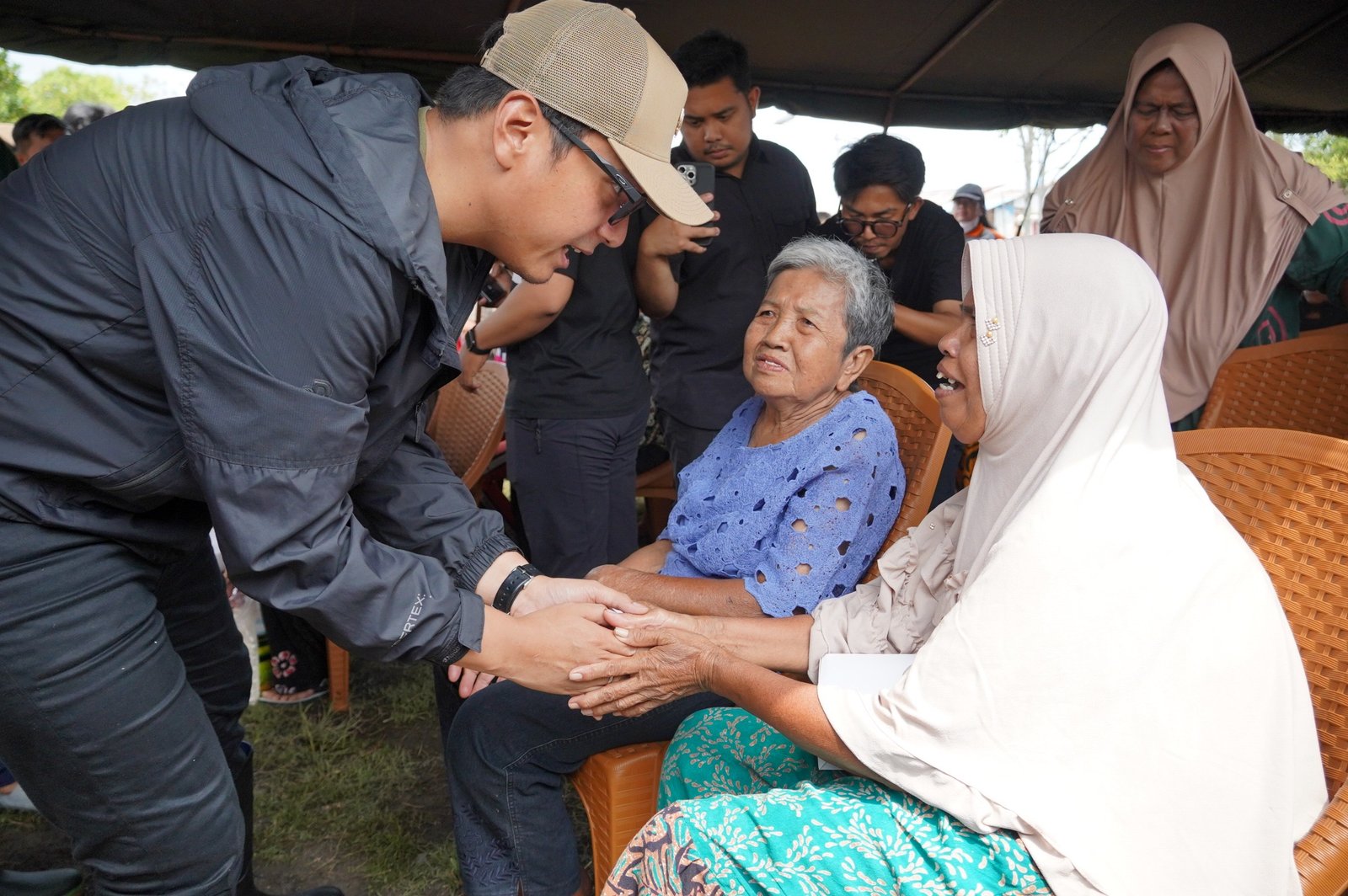 Rico Waas menyapa warga dan memimpin gotong royong di Medan Belawan