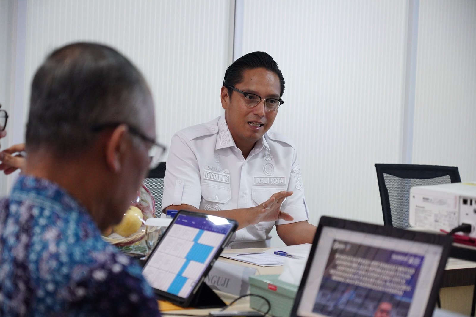 Rico Waas menghadiri Seminar PKN II dan mendukung inovasi digital PengawasMU Medan.