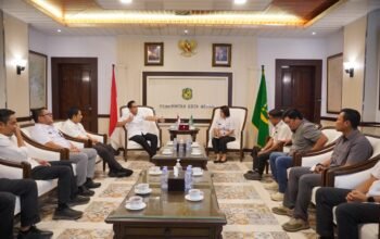 Rico Waas membahas pembangunan Kampung Nelayan Merah Putih bersama KKP.