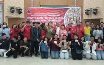 Rapidin Simbolon menyerahkan bantuan tabungan kepada pelajar korban keracunan MBG di Karo