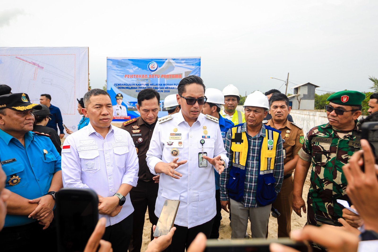 Rico Waas saat groundbreaking pembangunan Kampung Nelayan Merah Putih di Kelurahan Nelayan Indah Medan
