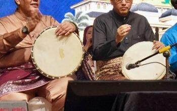 Rico Waas memainkan gendang Melayu Deli saat membuka Pekan Budaya Medan 2026 di Lapangan Benteng.