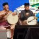 Rico Waas memainkan gendang Melayu Deli saat membuka Pekan Budaya Medan 2026 di Lapangan Benteng.