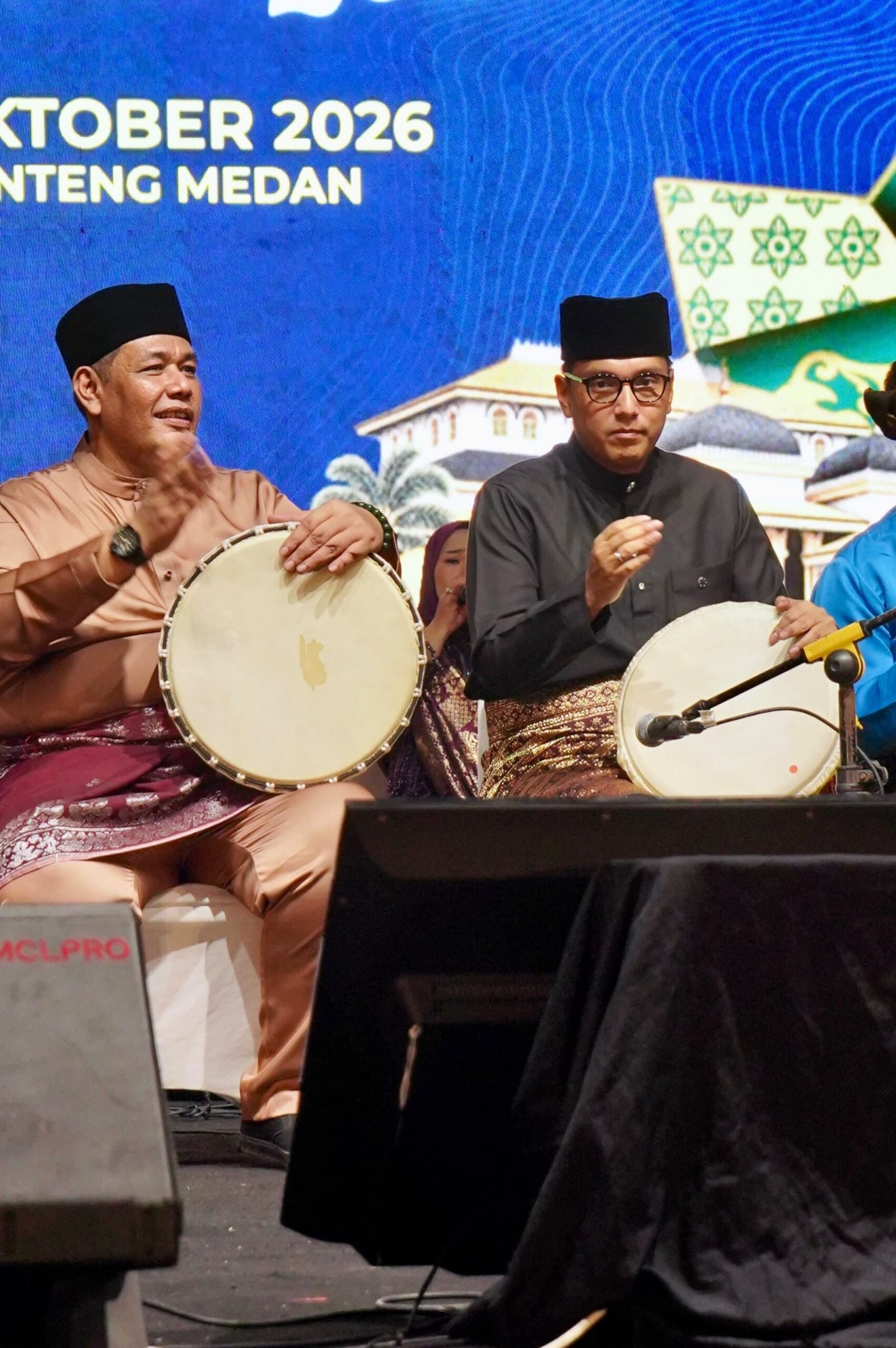 Rico Waas memainkan gendang Melayu Deli saat membuka Pekan Budaya Medan 2026 di Lapangan Benteng.