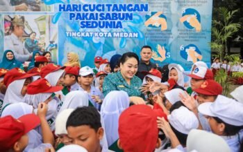 Airin Rico Waas bersama dokter kecil mempraktikkan cuci tangan pakai sabun di SD Negeri 060923 Medan