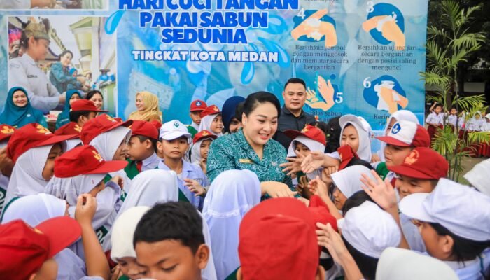 Airin Rico Waas Praktik Cuci Tangan Bersama Dokter Kecil di Medan