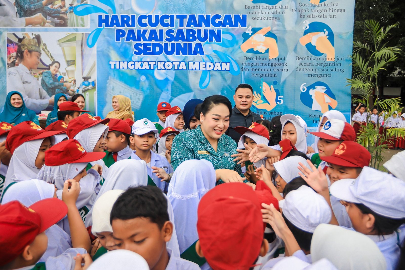 Airin Rico Waas bersama dokter kecil mempraktikkan cuci tangan pakai sabun di SD Negeri 060923 Medan