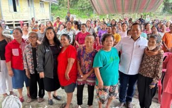 Rapidin Simbolon menyerahkan bantuan benih jagung kepada petani di Urat, Samosir