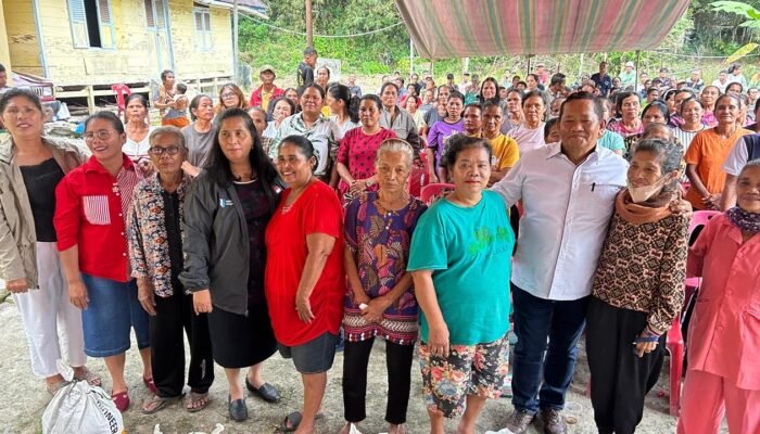 Rapidin Simbolon Salurkan Benih Jagung untuk 170 Petani Samosir