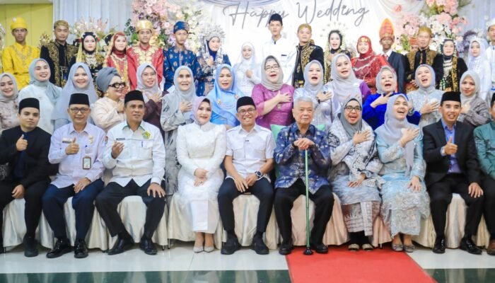 Nikah Massal 23 Pasangan, Zakiyuddin Serahkan Buku Nikah