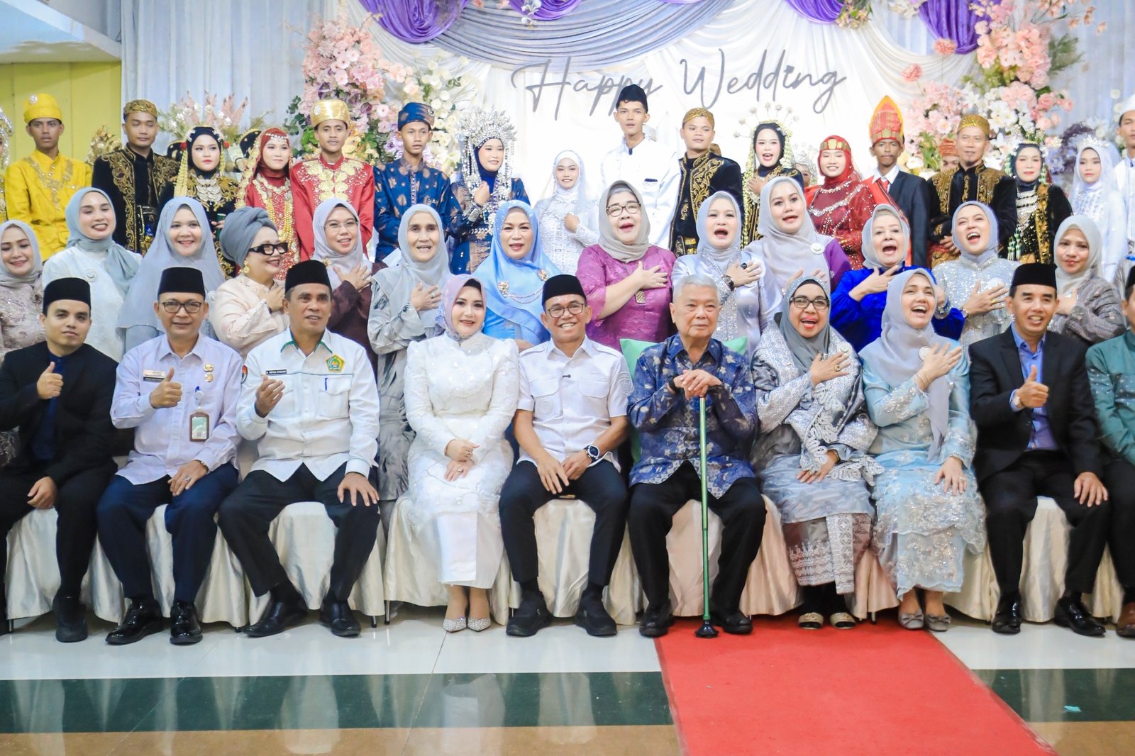 Zakiyuddin Harahap menyerahkan buku nikah kepada pasangan pengantin dalam nikah massal di Medan