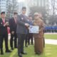 Rico Waas menyerahkan penghargaan kepada Kepling Lingkungan 3 Harjosari II