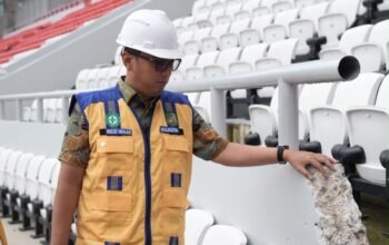 Rico Waas meninjau progres pembangunan Stadion Teladan Medan dan memeriksa bagian tangga serta akses tribun.