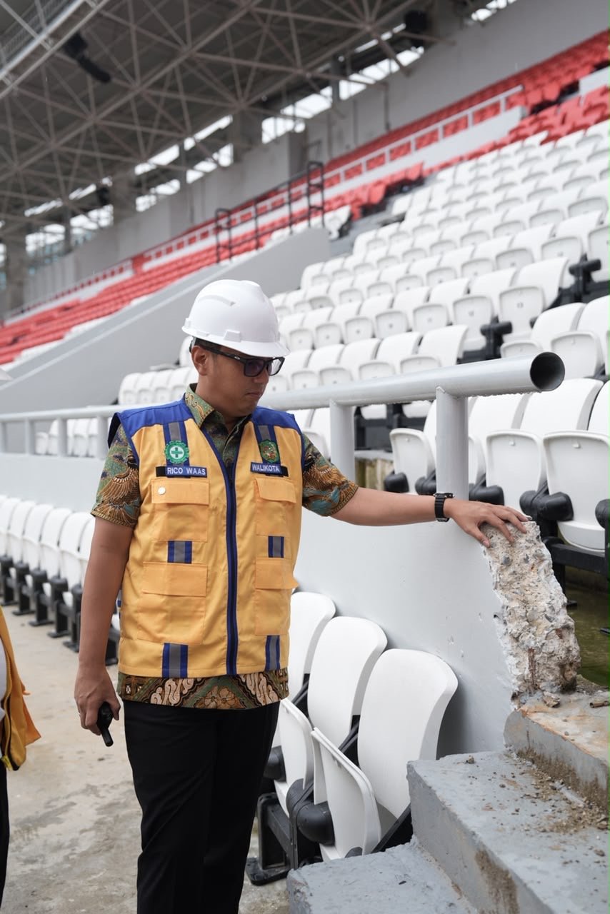 Rico Waas meninjau progres pembangunan Stadion Teladan Medan dan memeriksa bagian tangga serta akses tribun.