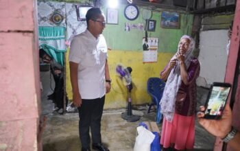 Wali Kota Medan Rico Tri Putra Bayu Waas meninjau kondisi rumah Cica Herliawati di Jalan Besar Bagan Lorong III, Kecamatan Belawan, yang selama sekitar 10 tahun hanya menyisakan bagian dapur.