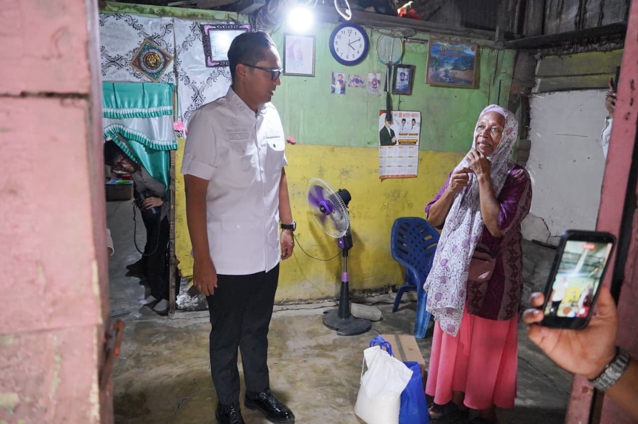 Wali Kota Medan Rico Tri Putra Bayu Waas meninjau kondisi rumah Cica Herliawati di Jalan Besar Bagan Lorong III, Kecamatan Belawan, yang selama sekitar 10 tahun hanya menyisakan bagian dapur.