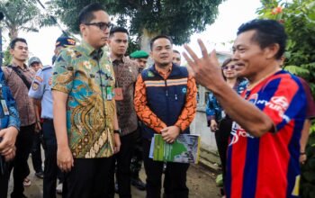 Rico Waas meninjau pemasangan pipa PDAM di Perumahan Griya Kencana Namo Gajah Medan.