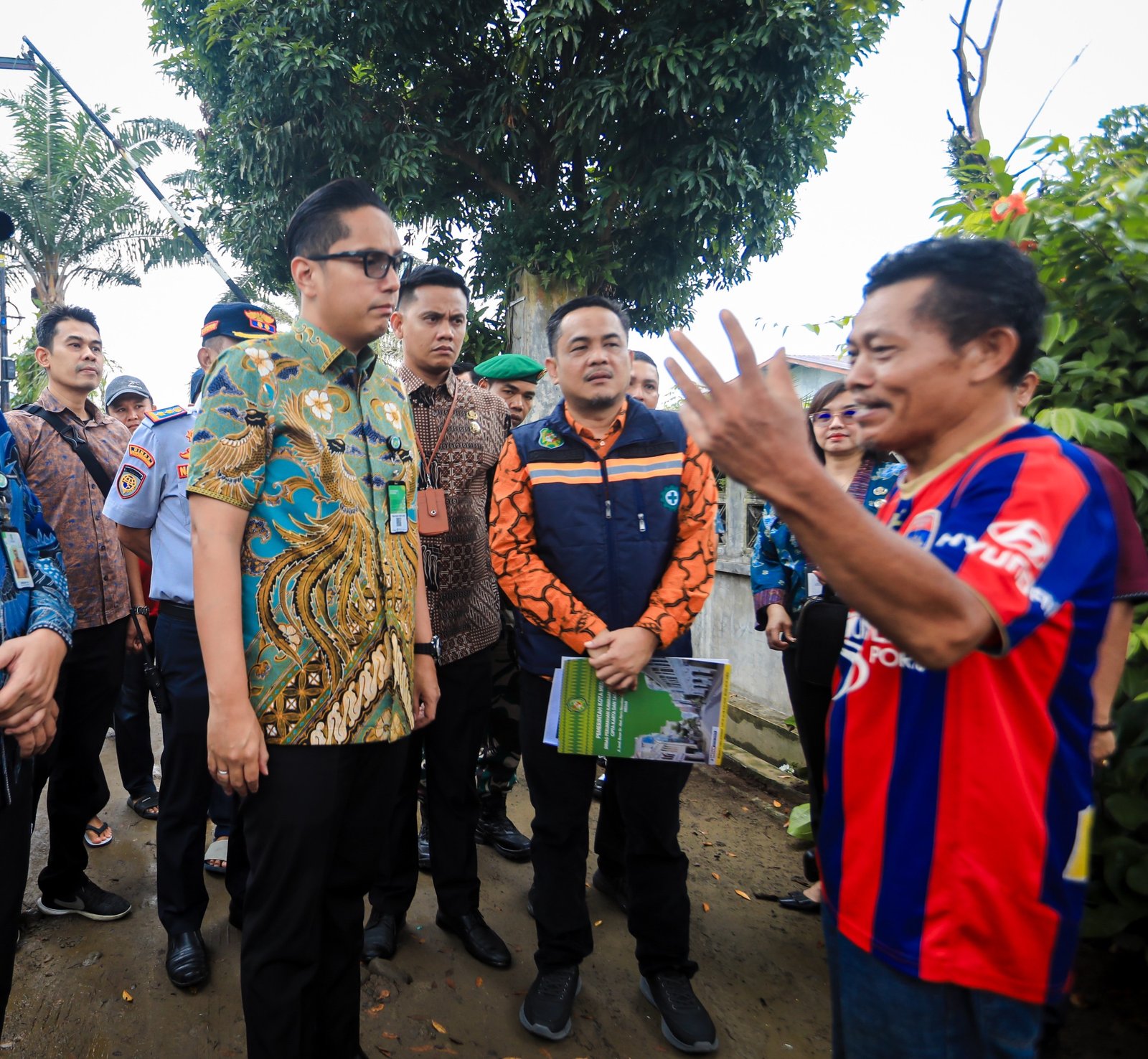 Rico Waas meninjau pemasangan pipa PDAM di Perumahan Griya Kencana Namo Gajah Medan.