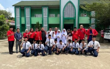 PDI Perjuangan Sumut menyerahkan tali asih kepada 21 siswa terdampak MBG di Asahan