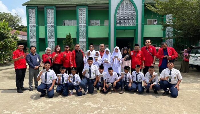 PDI Perjuangan Sumut Beri Tali Asih 21 Siswa Terdampak MBG