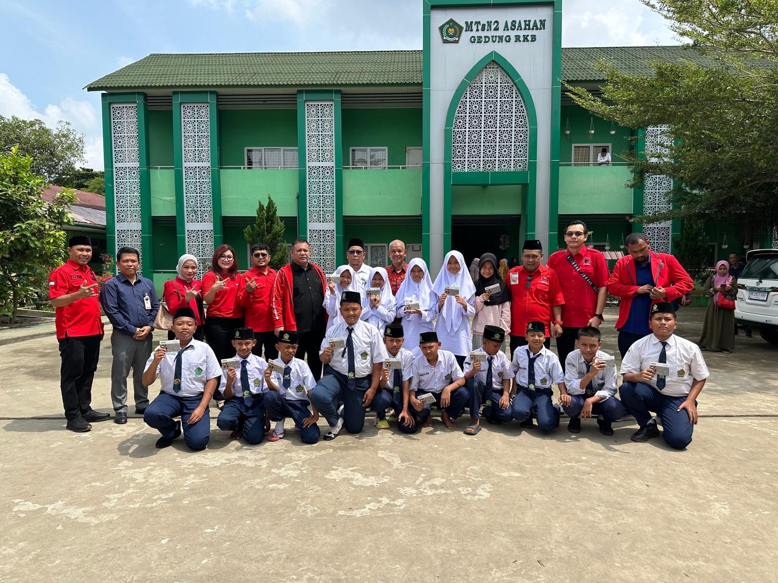 PDI Perjuangan Sumut menyerahkan tali asih kepada 21 siswa terdampak MBG di Asahan