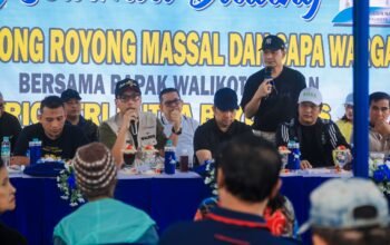 Rico Waas berdialog dengan warga Beringin saat Sapa Warga membahas penanganan banjir.